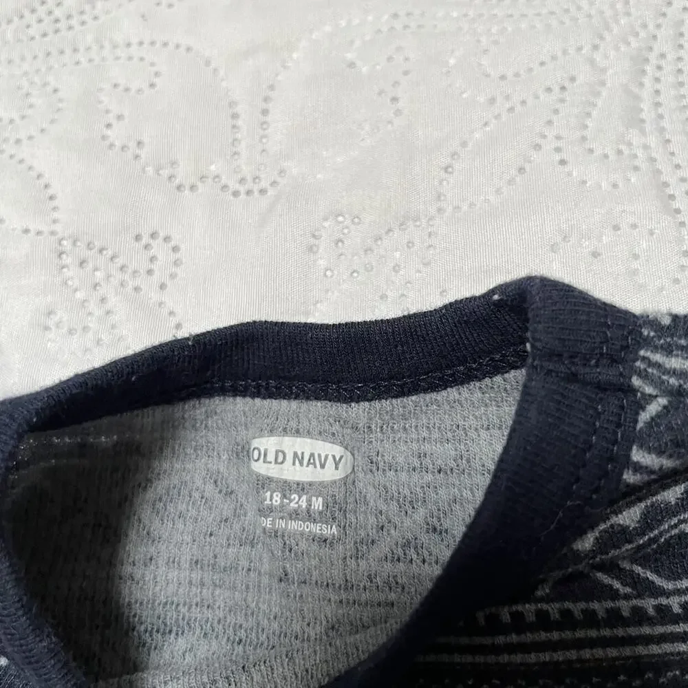 Old Navy Thermal Polar Bear Shirt Size 18-24m